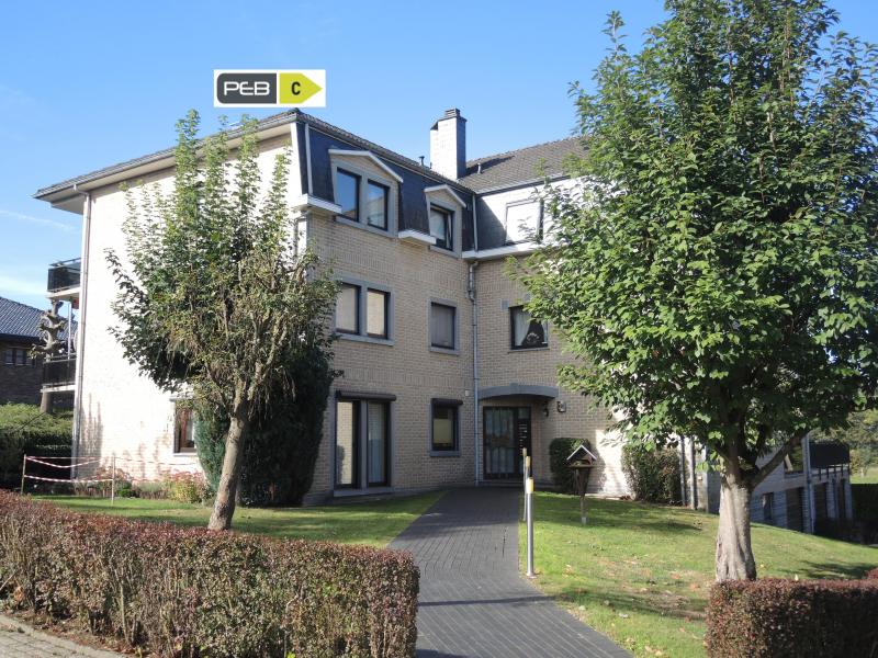 Appartement spatieux et très soigné en vente à Hergenrath. Il est situé au premier étage. Hall avec WC pour invités, cuisine équipée, living avec vue lointaine sur la forêt d'Aix-la-Chapelle, salle de bain avec baignoire, lavabo et WC, 2 chambres à coucher. Notons encore que le living dispose d'un revêtement en parquet et d'un balcon avec une orientation plein sud. Un garage individuel avec un espace pour machine à laver et une cave individuelle spatieuse complètent la surface disponible.
Très bien situé dans un quartier résidentiel calme en périphérie verte de Hergenrath. Bonne et solide qualité de finition.
Chauffage électrique à bas coûts (PEB: C), résidence très soignée avec neuf parties.
Compteurs séparés pour eau et électricité.
