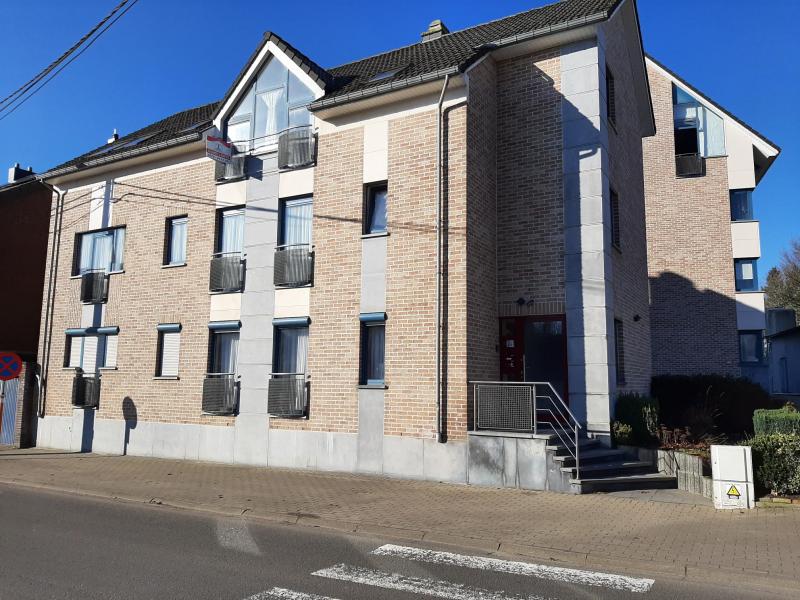 Joli appartement au deuxième étage d'une résidence à trois unités. Cette habitation est très lumineuse et réparti comme suit: un hall d'entrée avec un WC séparé et un débarras avec un raccordement pour machine à laver. Du hall on arrive au grand living avec une cuisine équipée ouverte. Ce living est inondé de lumière, car il y a une grande fenêtre à la façade avant ainsi qu'à celle de l'arrière disposant en plus d'un balcon. La cuisine est full équipée et, comme mentionné avant, attenante au living. En traversant le living on entre au hall de nuit avec deux chambres à coucher et la salle de bain.
Tous les sols sont carrelés sauf les chambres à coucher, qui sont équipés de laminat. Il est à noter, que la grande chambre à coucher peut être facilement divisée en deux afin d'avoir une troisième chambre.
L'appartement comporte aussi une cave individuelle et deux emplacements de voitures extérieurs.
Parlophonie, TV par cable ou satelite, chauffage électrique nouvelle génération. La cage d'escalier est couverte de pierres en marbre, ce qui donne un certain cachet à la résidence.
L'appartement est situé près du centre, ce qui vous permet d'accéder à tous les commerces et services à pied.