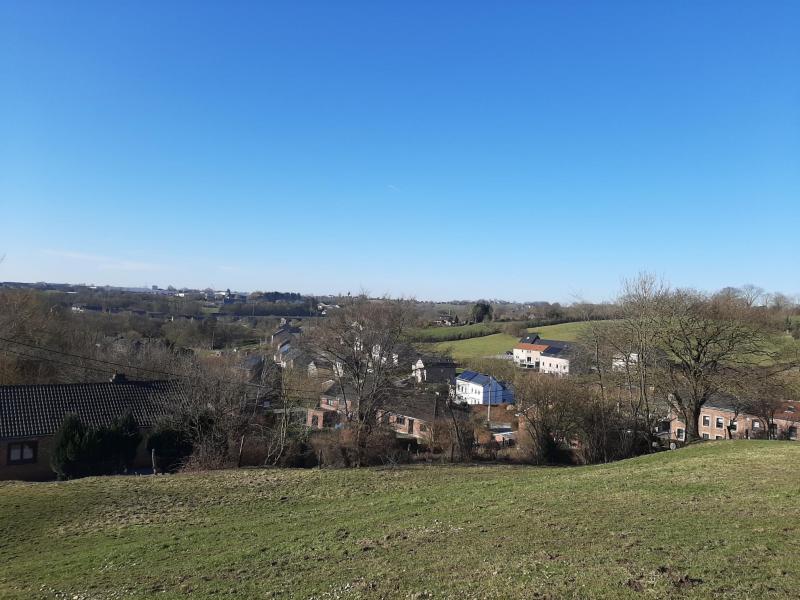 Grand terrain à bâtir comprenant 2 parcelles en zone habitable à caractère rural portant le numéro cadastral 714 B à Thimister - Clermont.
La vue panoramique est splendide, terrain très bien situé au niveau infrastructure (liaison avec Thimister, Les Plénesses), arrêt de bus à coté du terrain. 
Ce terrain peut être acheté en entier, c-à-d 2 parcelles (+/- 5337 m²), évidemment à un autre prix.