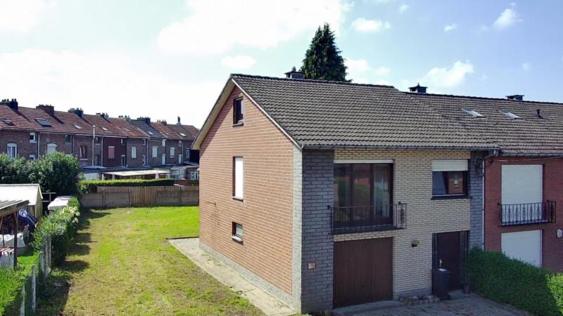 Très belle maison mitoyenne de style bel étage. Au rez-de-chaussée se trouve une entrée spacieuse ainsi qu'une chambre d'amis qui peut également être utilisée comme bureau ou chambre à coucher. À côté de l'entrée se trouve un grand garage, il mesure plus de 6 m de long et offre donc suffisamment de place pour les voitures plus grandes. Une buanderie, située derrière le garage, a un accès direct à la terrasse et au jardin orienté sud-ouest.
À l'étage, le couloir de nuit donne accès à la salle de séjour et à la salle à manger, d'où l'on accède à la cuisine équipée. Derrière cette pièce se trouve une chambre qui pourrait également être utilisée comme bureau ou comme chambre à coucher. Le couloir de nuit donne aussi accès à une autre chambre ainsi qu'à une salle de bain avec WC, baignoire et lavabo. 
Le grenier est aménageable et offrirait encore la possibilité d'aménager deux autres chambres.
Chauffage central au gaz avec chaudière à condensation.
Interphone et belle vue panoramique. On y a installé de nouvelles portes d'intérieur, un nouveau chauffage, la maison a été repeinte à l'intérieur.
On a la possibilité de construire une annexe sur le terrain avoisinant moyennant permis préalable.

