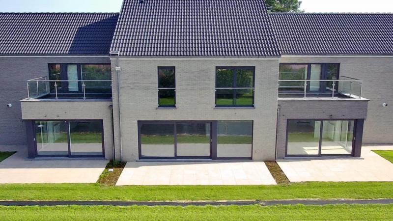 Wunderschönes neues Reihenhaus nach modernsten Standards gebaut.
Es handelt sich um einen Neubau auf einem cirka 300 m² grossen Baugrundstück und ausgestattet mit allen modernen technischen Anforderungen, wie zum Beispiel mechanische Lüftung, Regenwasserzisterne von 10 000 Liter, Gaskondensatortherme, Isolation, usw.
Alle Böden sind komplett gefliest, das Haus hat ebenfalls eine geflieste Terrasse sowie einen mit Bodenklinkern ausgelegten Weg zum Eingang und zur Garage.
Alle Wände sind weiss gestrichen.
Kommen wir nun zur Raumaufteilung, auf dem Erdgeschoss befindet die Eingangdiele mit Gäste-WC und dem Zugang zum wunderbar lichtdurchflutenten Wohn-, Esszimmer mit offener Küche, die einen sehr schönen Blick auf die Terrasse bietet. Der Rest dieses sehr grossen Zimmers  (etwa 50 m²) erstreckt sich über die gesamte Länge des Hauses, sodaß man von der Terrasse einen direkten Blick auf die Strasse haben kann, sofern man dies möchte.
Eine wunderschöne Marmortreppe mit solider Glaswand, führt Sie auf die erste Etage mit Nachtflur mit offenem Arbeits- oder Freizeitraum, drei geräumigen Schlafzimmern wovon ein Zimmer noch über enen Ankleideraum verfügt, die wie schon erwähnt, mit Bodenfliesen, die einen Parkettbelag imitieren, ausgelegt sind. Ein weiteres Highlight ist das moderne Bad mit bodenebener italienischer Dusche, WC und Doppelwaschtisch.
Selbstverständlich verfügt dieses Haus ebenfalls über einen nach Süden ausgerichteten Balkon.
Ein grosser Speicher eignet sich hervorragend dazu, nicht oft benötigte Utensilien zu lagern.
Das Haus verfügt natürlich über eine mit einem elektrischen Sektionaltor geschlossene Garage mit Zugang zum Garten und einen  Hauswirtschaftsraum mit Waschmaschinenanschluss. Dieser Raum befindet sich zwischen Küche und Garage, sodaß dort ebenfalls alle nötigen Vorräte zwischengelagert werden können. Sehr schöne Lage am Stadtrand von Welkenraedt und fantastischer Weitblick.