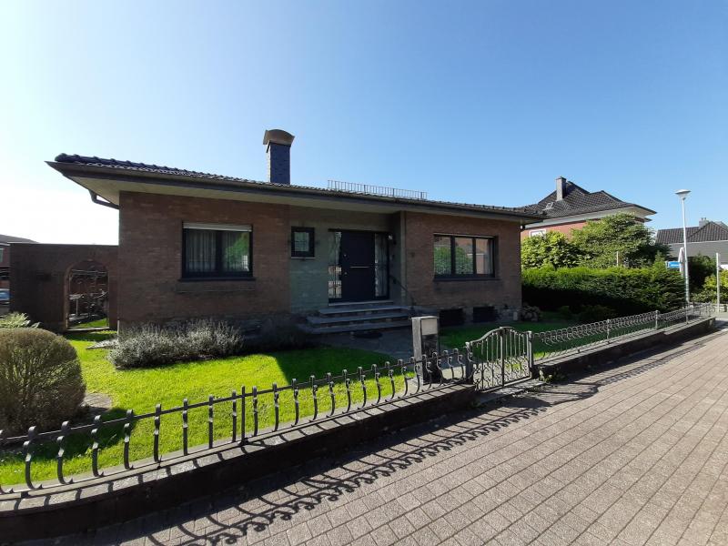 Ce bungalow à 4 façades bénéficie d'une excellente situation centrale, par exemple à proximité immédiate de l'école primaire, de la crèche, de la forêt, du parc et de l'aire de jeux ainsi que des autres surfaces commerciales et artisanales de Hergenrath, toutes accessibles à pied.
L'agencement des pièces est très clair et logique.
Depuis le grand hall d'entrée avec sol en marbre et plafond en bois, ainsi que les toilettes pour invités et le vestiaire, on accède à toutes les pièces, à savoir le living avec un très beau parquet, la cuisine équipée mais qui ne correspond peut-être plus au goût actuel, ainsi que les deux chambres à coucher.
Il faut encore mentionner que toutes les pièces sont carrelées, sauf les chambres à coucher où un sol en vinyle a été utilisé.
N'oublions pas non plus la salle de bains avec baignoire, lavabo et toilettes privées.
Mais ce qui est particulièrement remarquable, c'est la cave qui s'étend sur tout le sous-sol. Outre un grand couloir carrelé, on y trouve une cave à provisions, une chaufferie carrelée et derrière cette pièce le « point fort » particulier, une douche italienne moderne.
Le garage, également carrelé, est très spacieux avec environ 43 m², dispose d'une porte sectionnelle automatique et offre, avec une longueur d'environ 10,30 mètres, de la place pour jusqu'à deux voitures de classe moyenne.
Le bungalow des années 70 est de construction très solide et offre une surface habitable de +/- 115 m² sur un terrain de +/- 657 m².
Jardin, terrasse et balcon orientés sud-ouest, très belle vue dégagée.
Installation satellite, accès direct de la surface habitable au jardin, marquise, isolation dans les murs extérieurs.
Fenêtres et porte extérieure d'environ 15 ans seulement, chauffage central au mazout. Terrain et aménagement extérieur très bien entretenus.
Il y a également un grenier, pénétrable pour stockage mais non aménageable.
Propriété très bien entretenue qui vaut la peine d'être vue.


