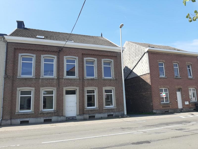 Bel appartement au rez-de-chaussée, encore en cours de rénovation, offrant une surface habitable de +/- 46 m².
Depuis le hall commun, qui a un accès direct au jardin commun orienté sud-ouest et à la cave à vélos commune, vous accédez au salon avec un sol stratifié, puis à la cuisine équipée, ensuite à la salle de bains avec douche, WC, lavabo, et enfin vers le jardin, la chambre à coucher se situe à l'entresol également avec un sol stratifié.
Il est possible de louer un garage fermé moyennant un supplément.
Tous les compteurs (électricité, eau, gaz) sont séparés, chaque appartement dispose de sa propre cave.
Frais supplémentaires : 25 € / M
L'appartement est actuellement en cours de rénovation.
