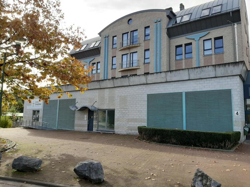 Dieses Appartement von cirka 65 m² Wohnfläche befindet sich auf der zweiten Etage im Plaza Eupen in unmittelbarer Nähe zum Zentrum und bietet einen unvergleichbaren Weitblick über Eupen und seine Umgebung.
Die Raumaufteilung ist die folgende: Eingangsdiele mit Gäste-WC und Videophonie, Einbauküche mit Balkon, Living, ein Schlafzimmer sowie ein Bad mit Dusche, Wanne, WC und Waschtisch.
Das Appartement ist sehr hochwertig verarbeitet.
Des Weiteren ist die Nutzfläche sehr grosszügig bemessen, da der Bewohner über eine große Tiefgarage, einen eigenen Keller, einen Fahrradkeller sowie einen separaten Raum, der zur Unterbringung sperrigen Materials vorgesehen ist, verfügt. Dieser Raum ist jedoch gemeinschaftlich und der Schlüssel ist beim Verwalter.
Günstige Verkehrsanbindung zum ÖPNV, das Stadtzentrum ist leicht fussläufig erreichbar. Gaszentralheizung, Rollläden, Aufzug, Satellitenantenne, sehr günstiger Energieverbrauch.