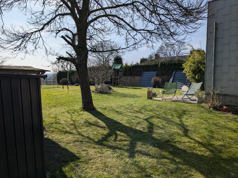 Ein modernes Wohnhaus (ca.170 m² Wohnfläche)  in einem kernsanierten Bauernhaus mit 3 Schlafzimmer, lichtdurchflutetem Innenambiente, einem  schönen Bad, Büroraum, Wohnzimmer mit direktem Zugang zur Außenterrasse und Garten, ein Küchenbereich, ein Abstellraum sowie ein Mansardenraum unterm Dach erwartet Sie zum Einzug.
Hervorzuheben neben dem schönen Ausblick auf Wiesen und Wälder sind die beiden Terrassen, eine Doppelgarage  sowie der Garten in Südausrichtung.
