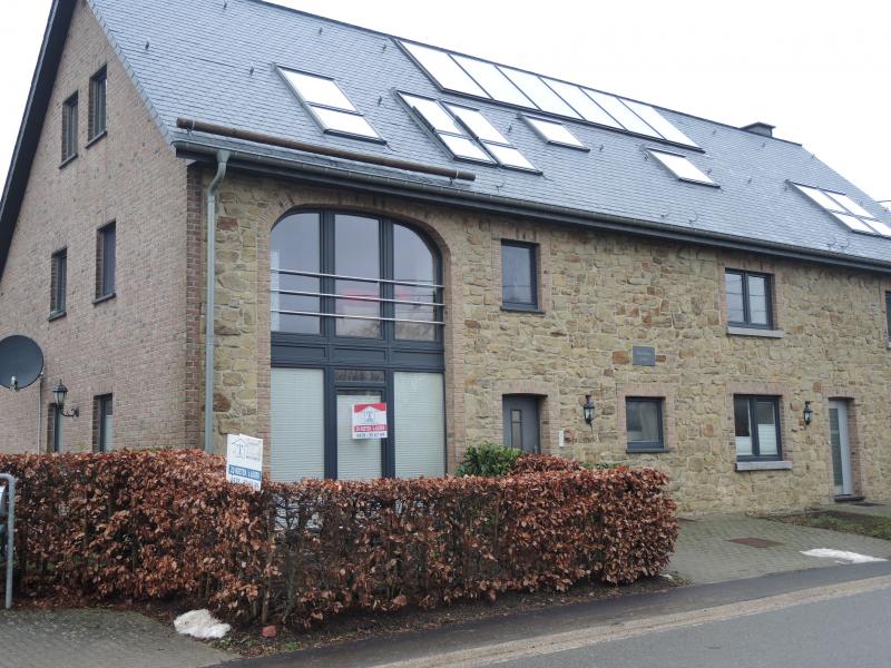 Du l'entrée on accède par un hall commun directement à l'appartement.
Ici un living inondé de lumière vous attend avec un accès direct à la terrasse orientée plein sud.
La cuisine équipé moderne et équipée de tous les appareilages contemporains est accollée discrètement avec le living.
Une salle de bain superéquipée avec baignoire, douche, lavabo, WC et un radiateur chauffe-essuies ainsi que deux Chambres à coucher complètent la surface à l'intérieur.
A coté de la terrasse citée avant vous avez un petit espace vert et un emplacement extérieur pour voiture. 
L'appartement est très efficace au niveau énergétique et dispose d'une installation photovoltaique, qui tient les couts d'électricité très bas.
Les coûts par mois s'élèvent à +/- 50 €.
  