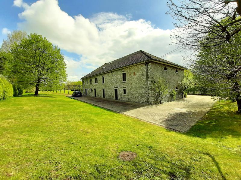 Ferme restaurée avec amour et très spacieuse dans la commune de Raeren, proche de la frontière. Ce petit bijou est situé de manière très discrète et entouré de hautes haies et d'arbustes. Le portail d'entrée télécommandé permet d'accéder à la cour intérieure et à l'entrée avant de notre propriété. Le hall d'entrée comporte à gauche un bureau avec douche privée et chauffage au sol, à droite des toilettes, un vestiaire, un débarras et se termine par l'accès à un autre bureau qui a une sortie séparée sur la façade arrière de la maison. En outre, ce bureau donne accès à toutes les surfaces utiles, telles que les anciennes écuries, une pièce pour le chauffage, la zone de bricolage et un très grand garage. Au-dessus de tout cela s'étend l'étable à foin.
Revenons à l'entrée, où un bel escalier en bois nous mène à un très luxueux couloir de nuit et aux pièces actuellement occupées, un grand living, une cuisine-salle à manger, 3 chambres à coucher, une salle de bain très raffinée. Un autre escalier nous amène finalement au deuxième étage avec une autre chambre à coucher, une buanderie et une très grande et pratique pièce multifonctionnelle avec de nombreuses possibilités, par exemple comme chambre d'adolescent, salle de loisirs, bureau, etc.
La maison n'a pas seulement été rénovée à l'extérieur (nouveau toit, nouvelles gouttières, extension en 1980), mais aussi à l'intérieur, où la durabilité a été mise en avant, avec par exemple des plafonds en béton partout. L'avantage est que les possibilités d'extension sont quasiment infinies, aussi bien au rez-de-chaussée qu'au premier étage. D'autres rénovations ou transformations ont été effectuées à plusieurs reprises (1996 : extension d'une partie du grenier, 2005 : salle de bain, 2007 : toit).
Chauffage central au mazout, citerne à mazout homologuée, citerne d'eau de pluie, volets, système d'alarme.

